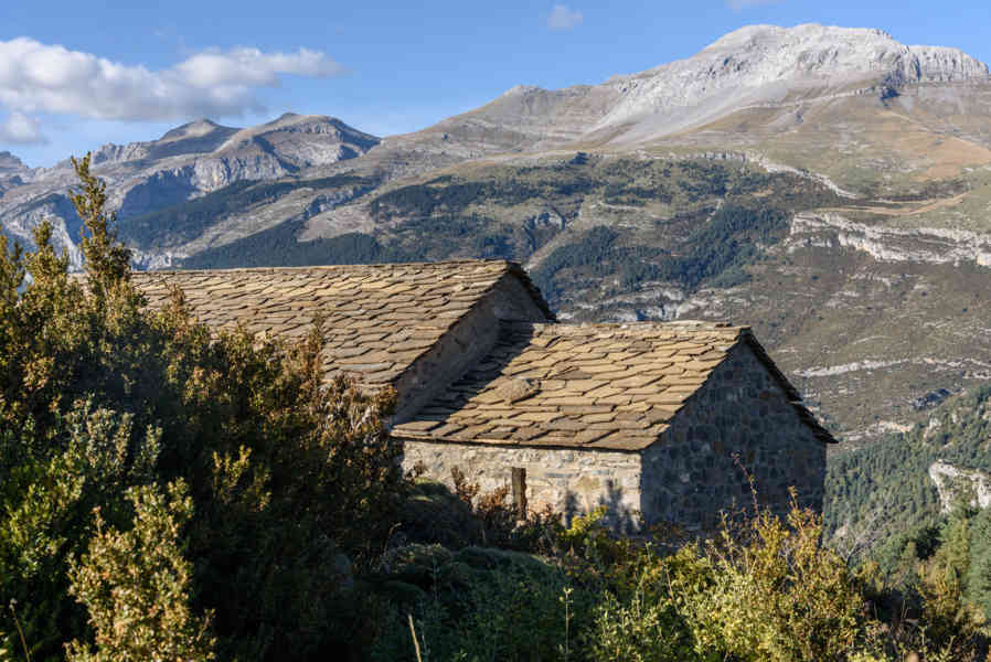 Huesca - Tella 36 - ermita de la Virgen de la Peña.jpg